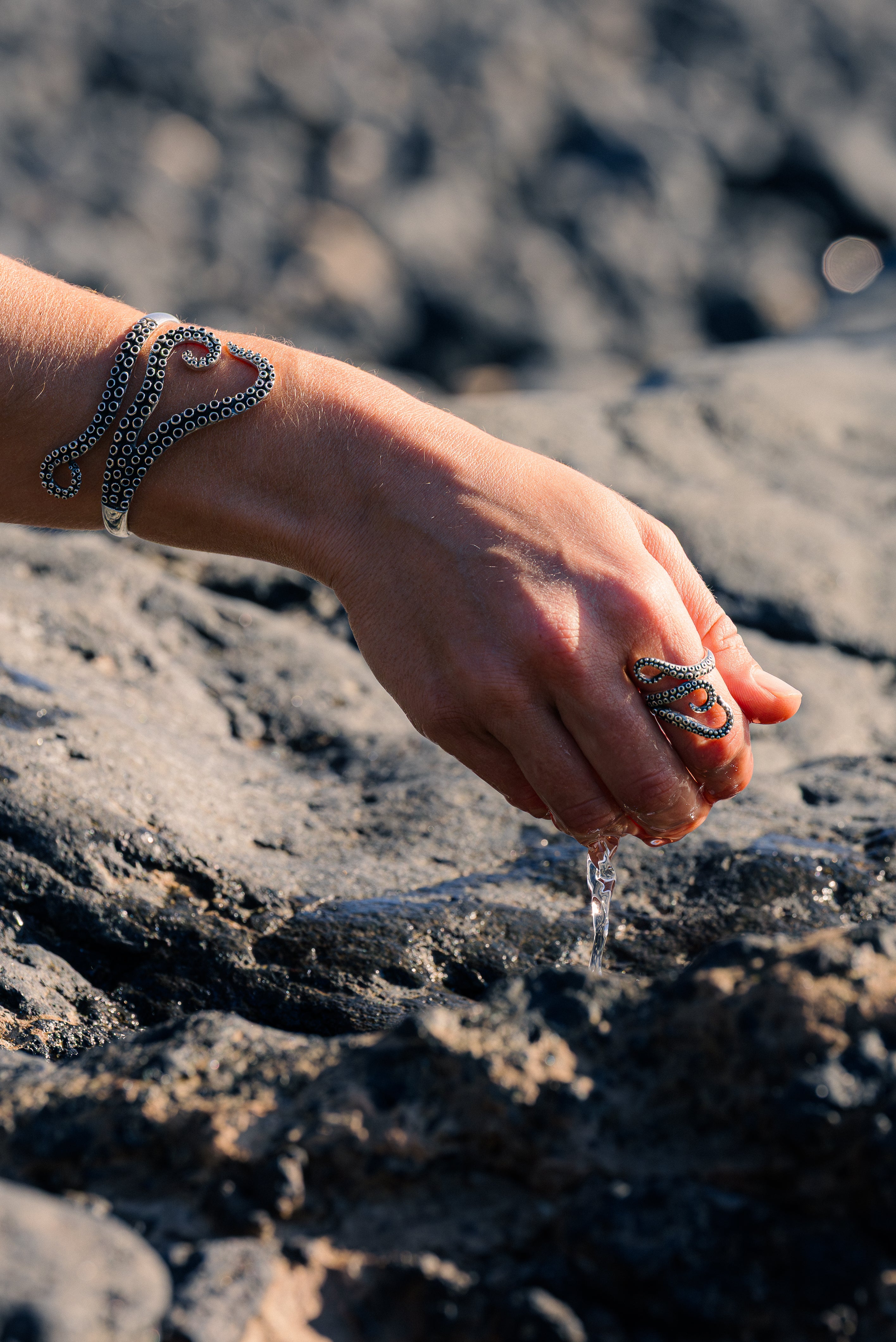TIDAL EMBRACE OCTUPUS CUFF