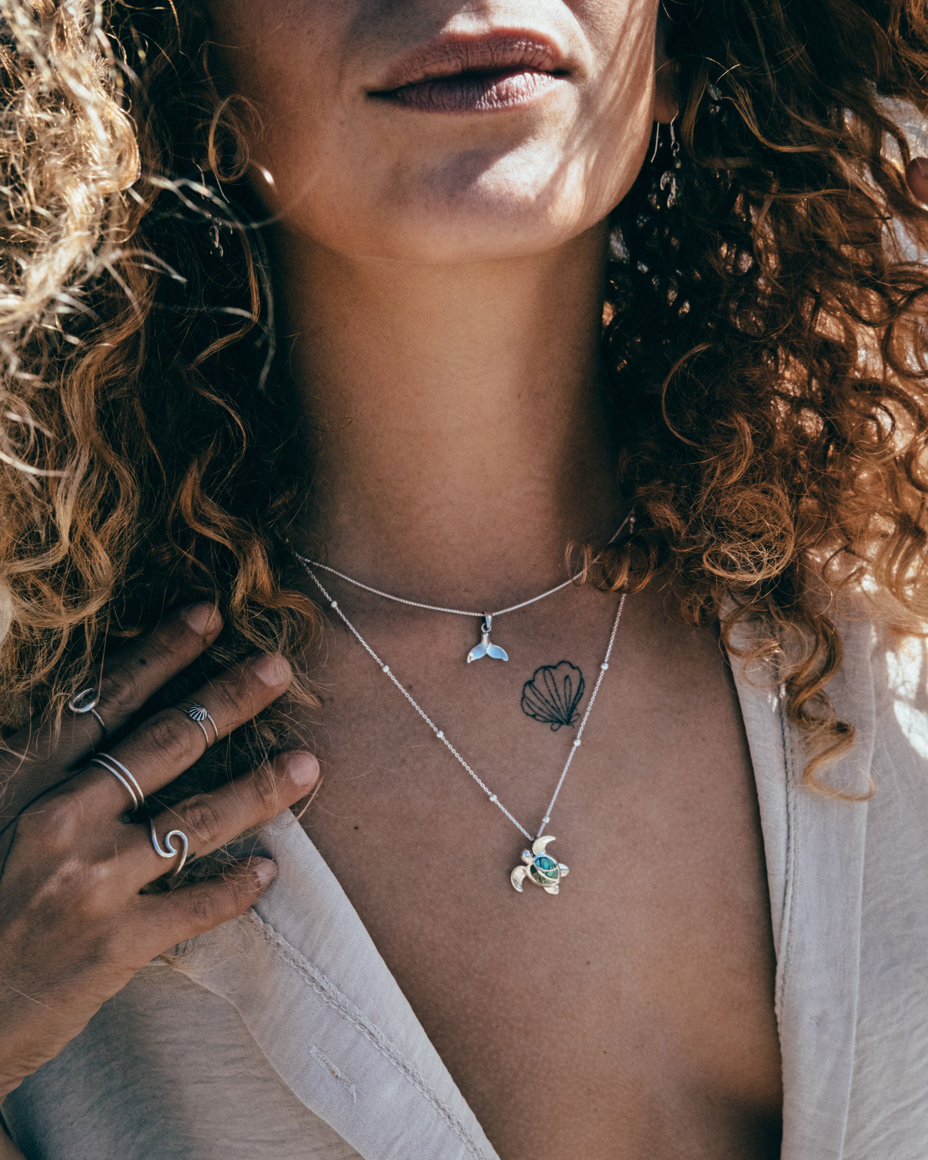 DELICATE WHALE TAIL PENDANT