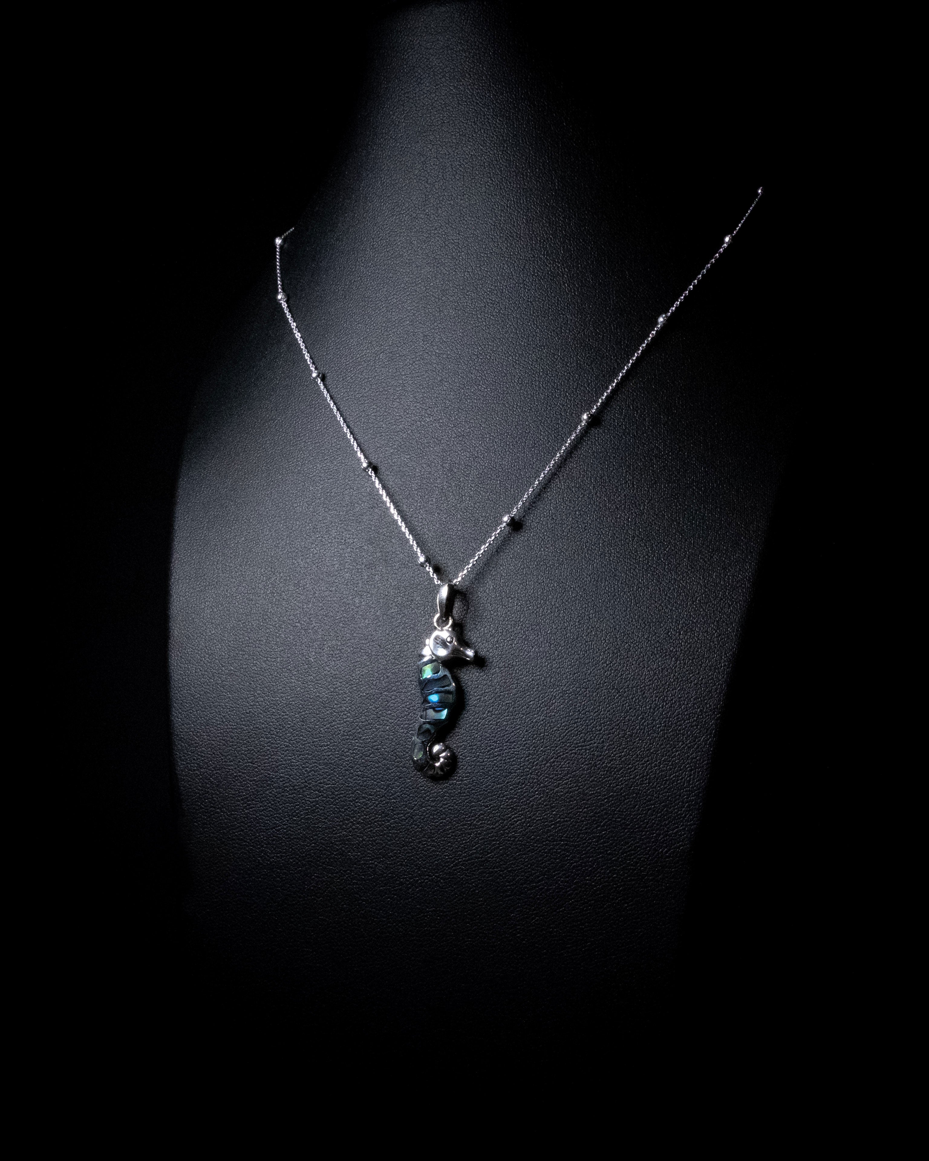 TIDEWHISPER SEAHORSE PENDANT