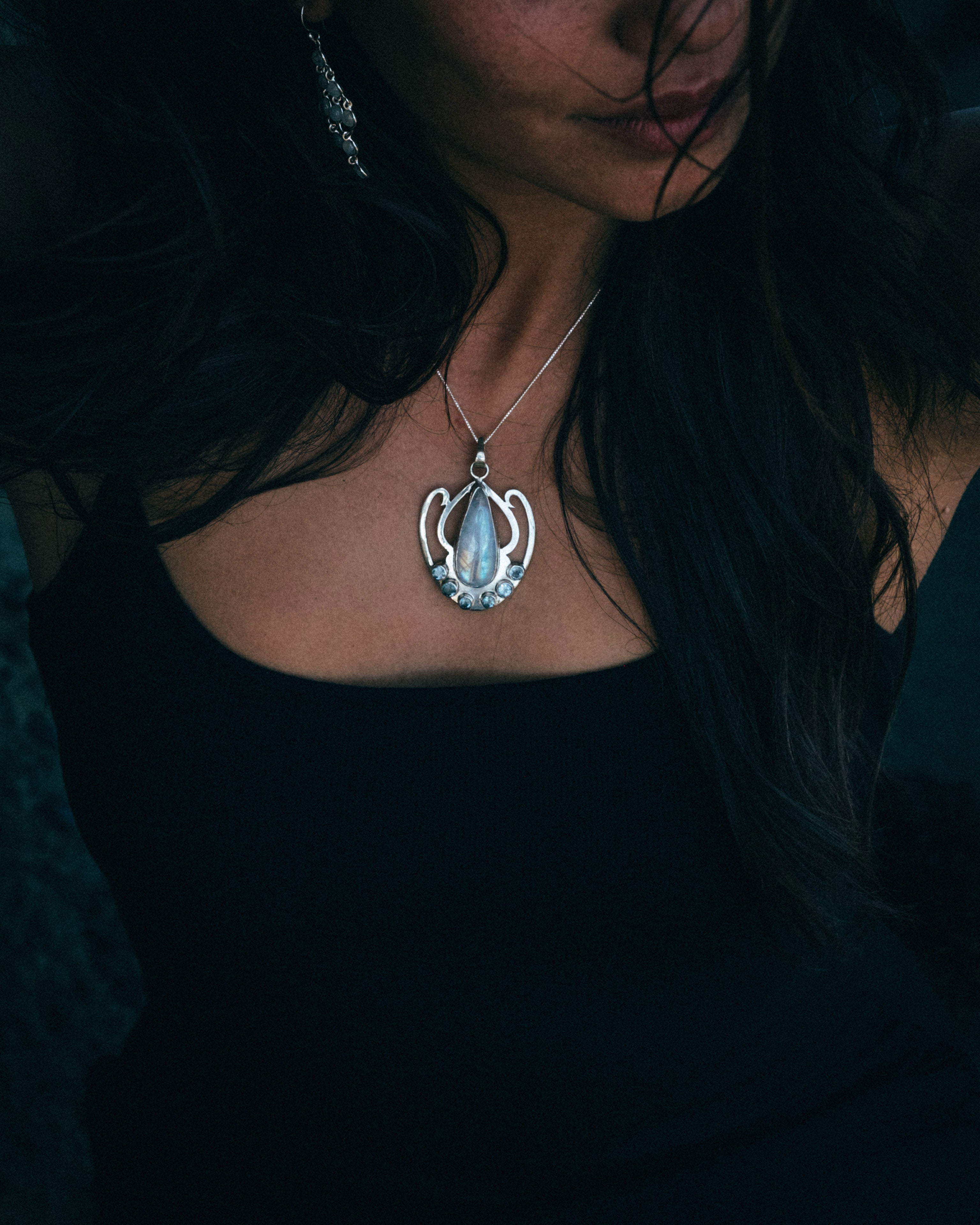 MOONARA PENDANT